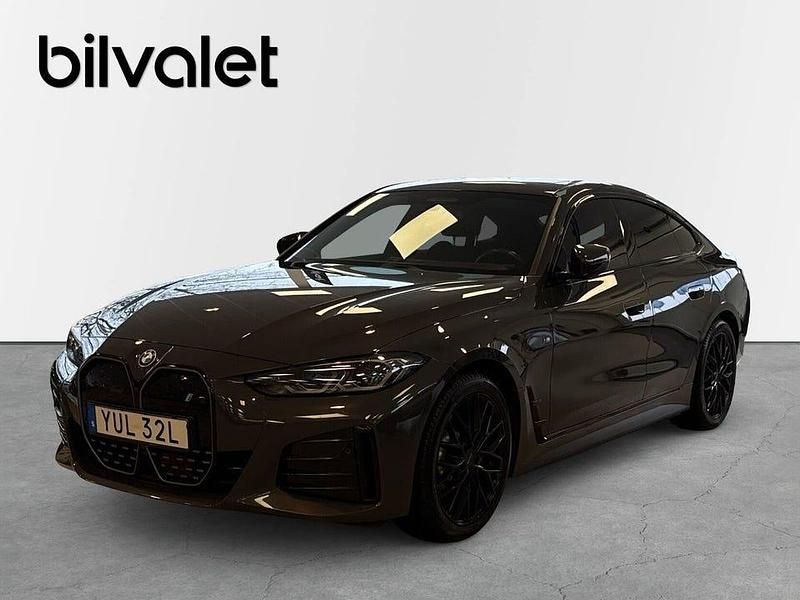 Grå Begagnad 2023 BMW i4 M Sport Sedan | 539 900 kr - Bild 1/4
