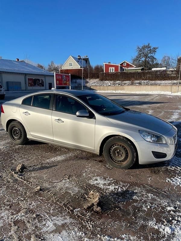 Begagnad 2012 Volvo S60 Sedan | 68 000 kr (Marknadspris) - Bild 1/3
