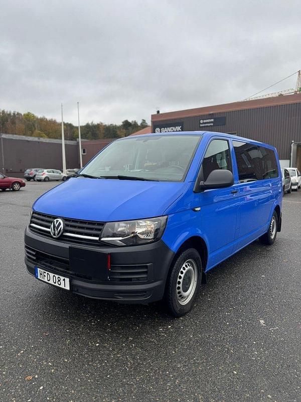 Blå Begagnad 2019 VW Caravelle Trendline Minibuss | 239 900 kr (Bra pris) - Bild 1/4