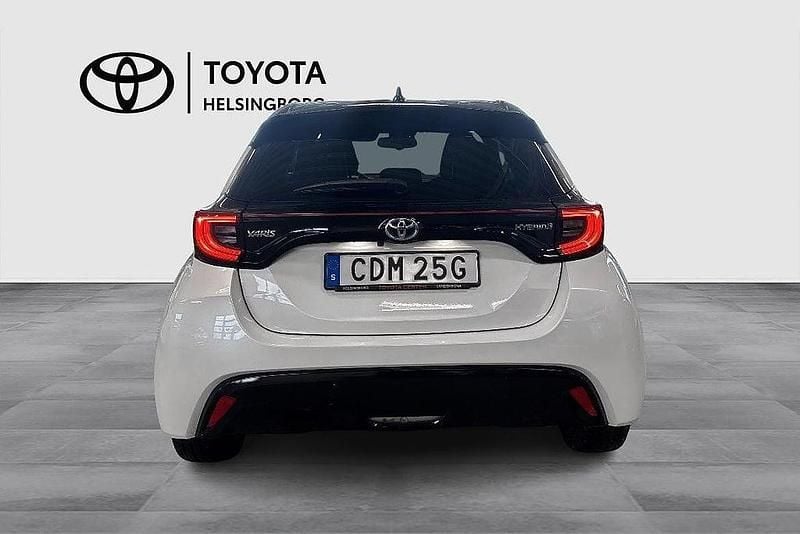 Begagnad Toyota Yaris Hybrid Style 117 HK (86 kW) 2021 Vit Halvkombi