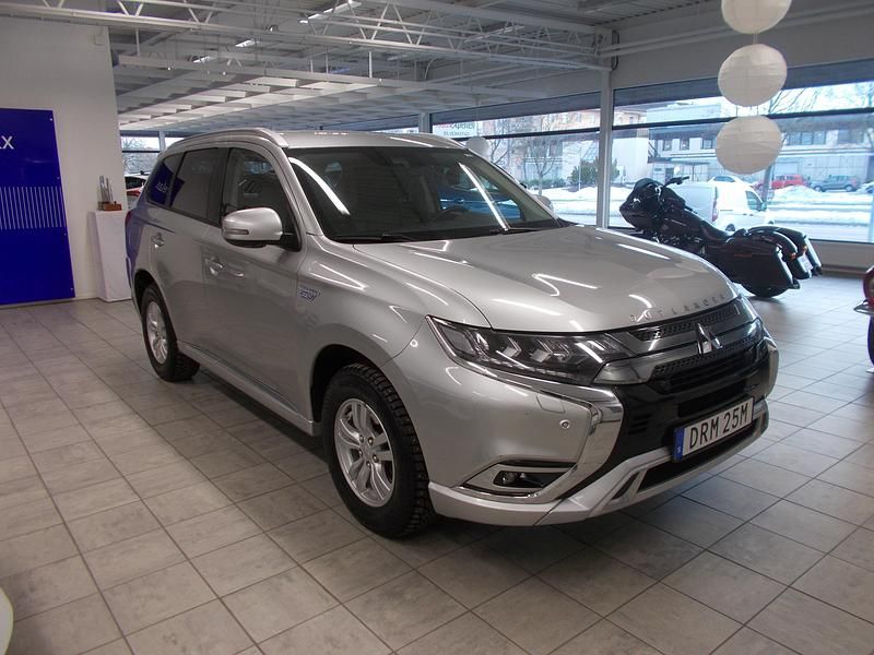 Begagnad Mitsubishi Outlander P-HEV 2019 Silver