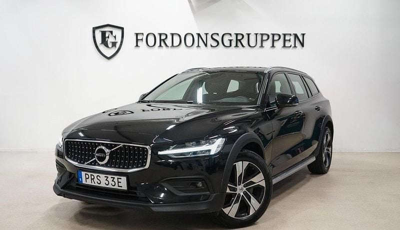 Svart Begagnad 2022 Volvo V60 CC Kombi | 354 800 kr (Marknadspris) - Bild 1/4