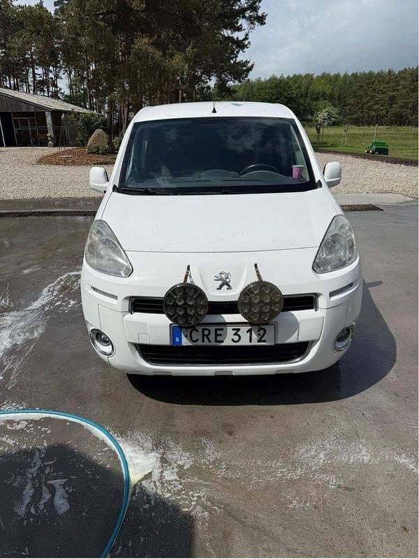 Vit Begagnad 2014 Peugeot Partner Minibuss | 47 000 kr (Lite dyr) - Bild 1/3