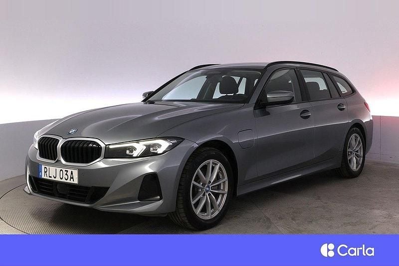 Grå Begagnad 2023 BMW 330e Shadowline Kombi | 414 900 kr - Bild 1/4