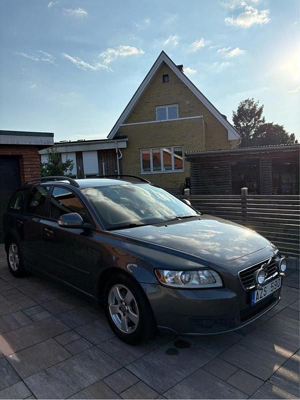Grå Begagnad 2011 Volvo V50 Kinetic Kombi | 54 000 kr (Marknadspris) - Bild 1/4