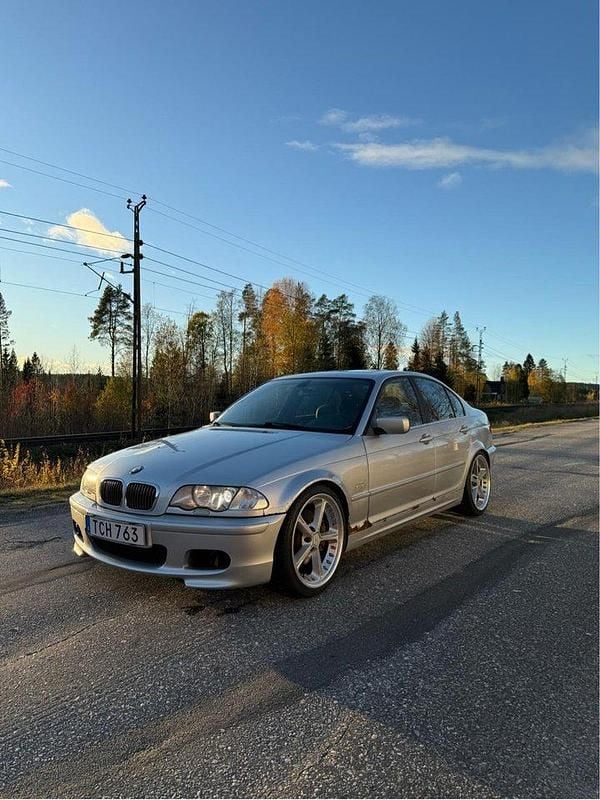 Grå Begagnad 2001 BMW 330 Sedan | 42 000 kr (Bra pris) - Bild 1/4