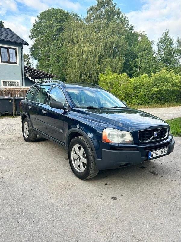 Blå Begagnad 2004 Volvo XC90 Comfort SUV | 60 000 kr (Marknadspris) - Bild 1/4