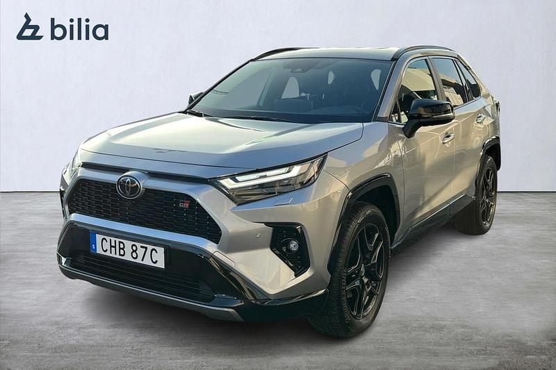 Silver Begagnad 2024 Toyota RAV4 Hybrid Sport SUV | 499 900 kr (Dyr) - Bild 1/4