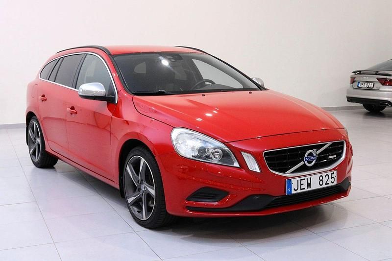 Röd Begagnad 2012 Volvo V60 R-Design Kombi | 99 900 kr (Marknadspris) - Bild 1/4