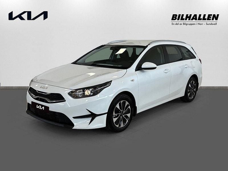 Vit Ny 2025 Kia Ceed Sportswagon Kombi | 299 900 kr (Lite dyr) - Bild 1/4