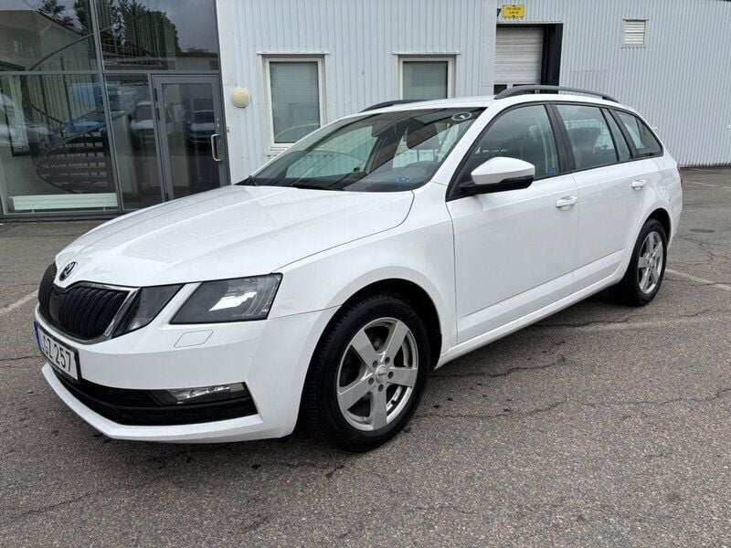 Vit Begagnad 2017 Skoda Octavia Kombi | 123 200 kr (Bra pris) - Bild 1/4