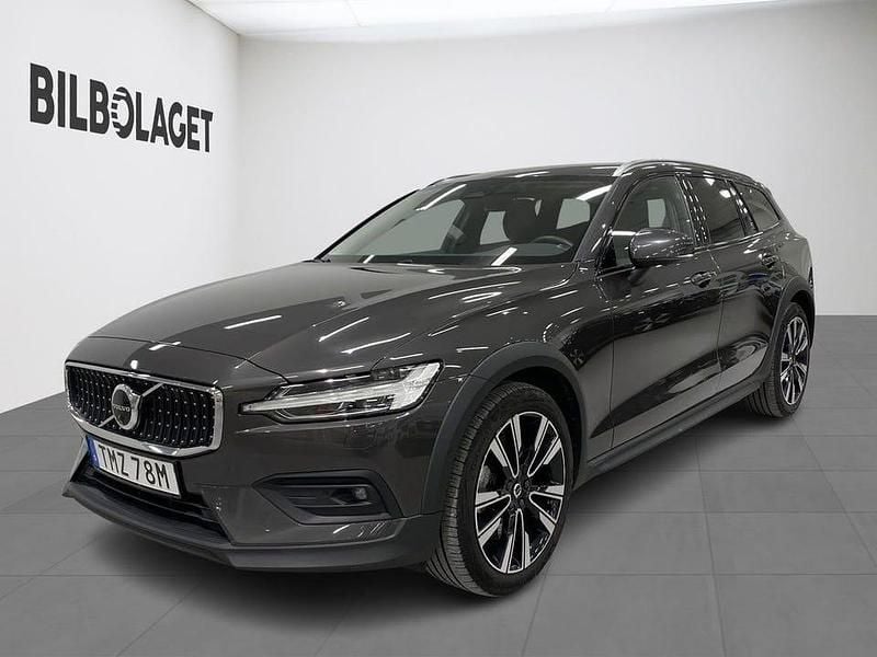 Grå Begagnad 2023 Volvo V60 CC Plus Kombi | 424 800 kr (Marknadspris) - Bild 1/4