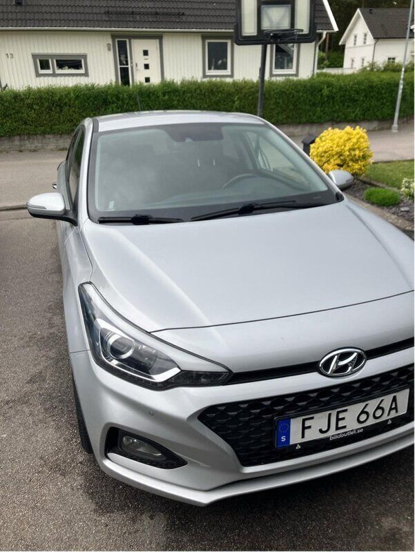 Silver Begagnad 2020 Hyundai i20 Trend Halvkombi | 125 000 kr (Marknadspris) - Bild 1/4