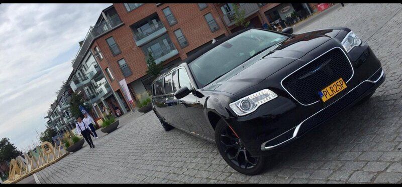 Svart Begagnad 2017 Chrysler 300C Sedan | 550 000 kr - Bild 1/3