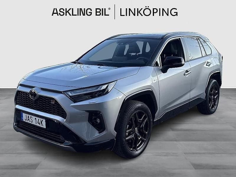 Grå Begagnad 2023 Toyota RAV4 Hybrid Sport SUV | 489 000 kr (Marknadspris) - Bild 1/4
