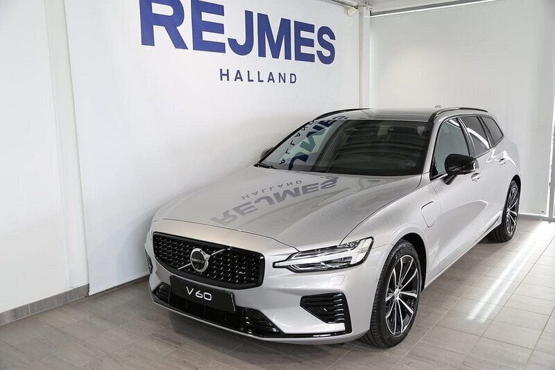 Silver Ny 2024 Volvo V60 Plus Kombi | 549 500 kr (Lite dyr) - Bild 1/4