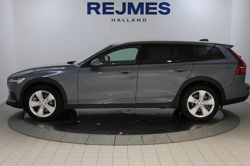 Begagnad Volvo V60 CC Core 200 HK (147 kW) 2022 Grå Kombi