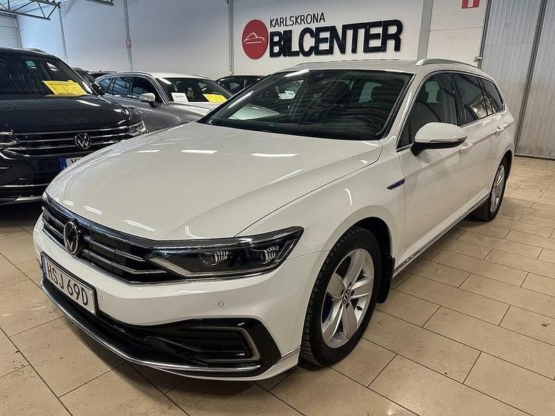 Vit Begagnad 2021 VW Passat GTE | 219 000 kr (Marknadspris) - Bild 1/4