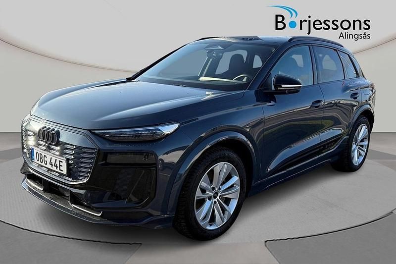 Plasmablå metallic Begagnad 2024 Audi Q6 e-tron S-Line SUV | 829 900 kr (Lite dyr) - Bild 1/4