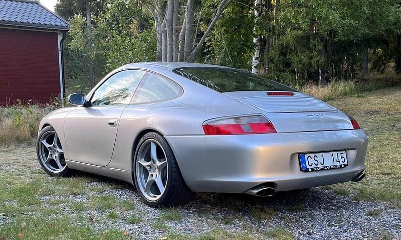 Silver Begagnad 2004 Porsche 911 Carrera Sportkupé | 409 000 kr - Bild 1/4