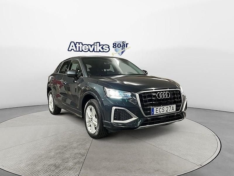 Mörkgrå Begagnad 2022 Audi Q2 Advanced SUV | 249 900 kr (Marknadspris) - Bild 1/4