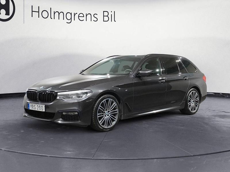 Grå Begagnad 2017 BMW 530 M Sport Kombi | 309 000 kr (Lite dyr) - Bild 1/4