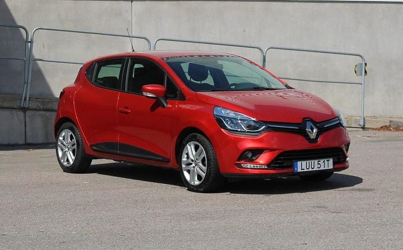 Röd Begagnad 2019 Renault Clio IV Zen Halvkombi | 119 500 kr (Marknadspris) - Bild 1/4