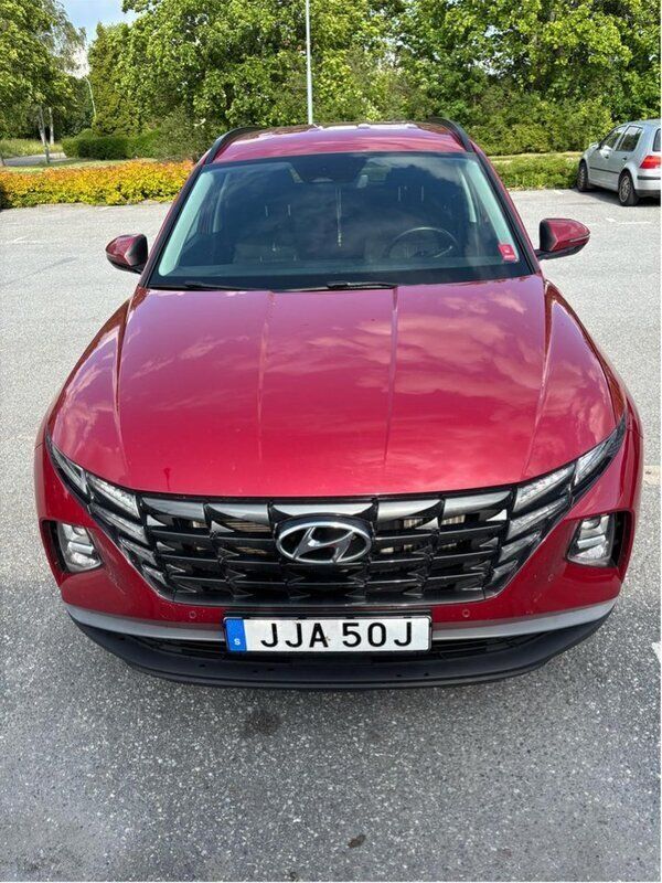 Röd Begagnad 2022 Hyundai Tucson Essential SUV | 279 900 kr (Marknadspris) - Bild 1/4