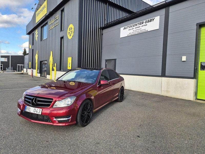 Ljusröd (röd) Begagnad 2012 Mercedes C220 AMG Sedan | 119 900 kr (Dyr) - Bild 1/4