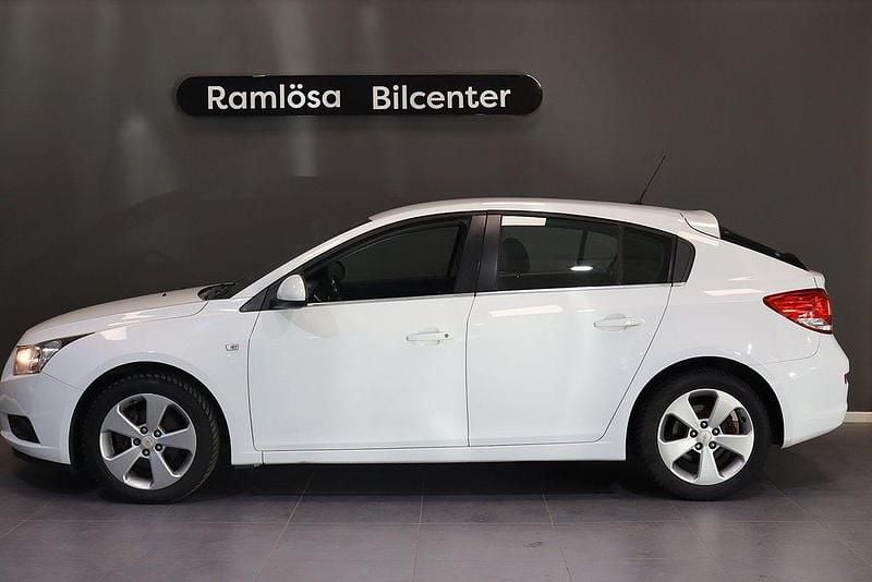 Vit Begagnad 2012 Chevrolet Cruze Halvkombi | 39 900 kr (Marknadspris) - Bild 1/4