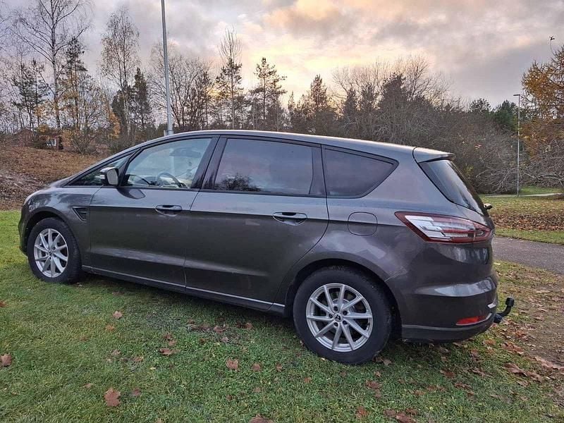 Grå Begagnad 2017 Ford S-MAX Trend Minibuss | 109 500 kr (Marknadspris) - Bild 1/4