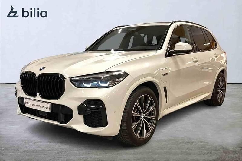 Vit Begagnad 2022 BMW X5 iPerformance SUV | 599 000 kr (Marknadspris) - Bild 1/1