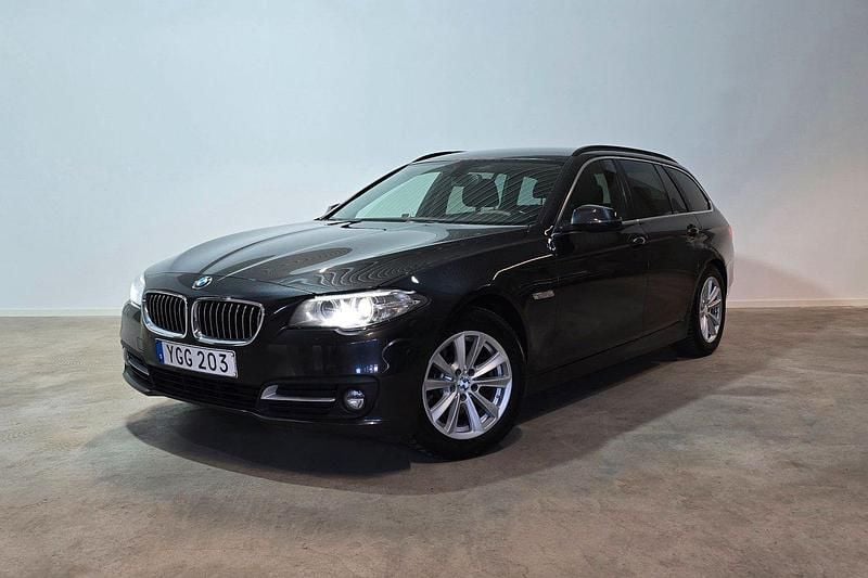 Grå Begagnad 2017 BMW 520 Kombi | 154 800 kr (Bra pris) - Bild 1/3