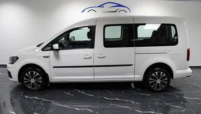 Vit Begagnad 2019 VW Caddy Maxi Life Life Minibuss | 189 900 kr (Marknadspris) - Bild 1/4