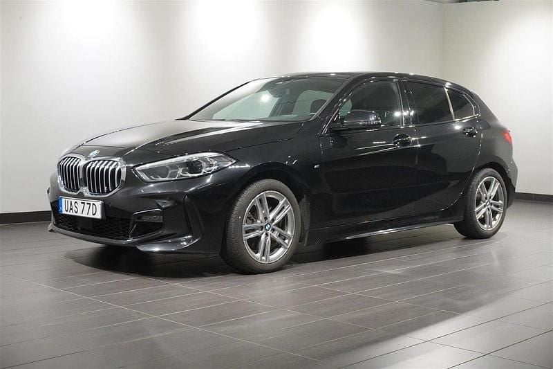 Svart Begagnad 2021 BMW 118 M Sport Halvkombi | 254 800 kr (Marknadspris) - Bild 1/2