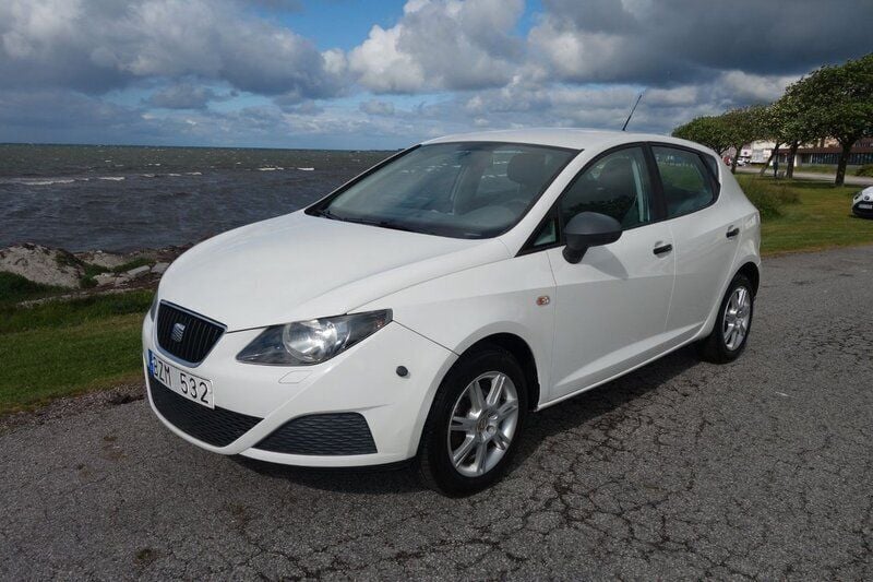 Vit Begagnad 2009 Seat Ibiza Halvkombi | 44 500 kr (Marknadspris) - Bild 1/4