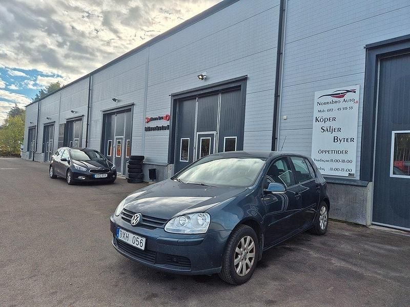 Mörkblå Begagnad 2008 VW Golf VI Trendline Halvkombi | 33 900 kr (Superpris) - Bild 1/4
