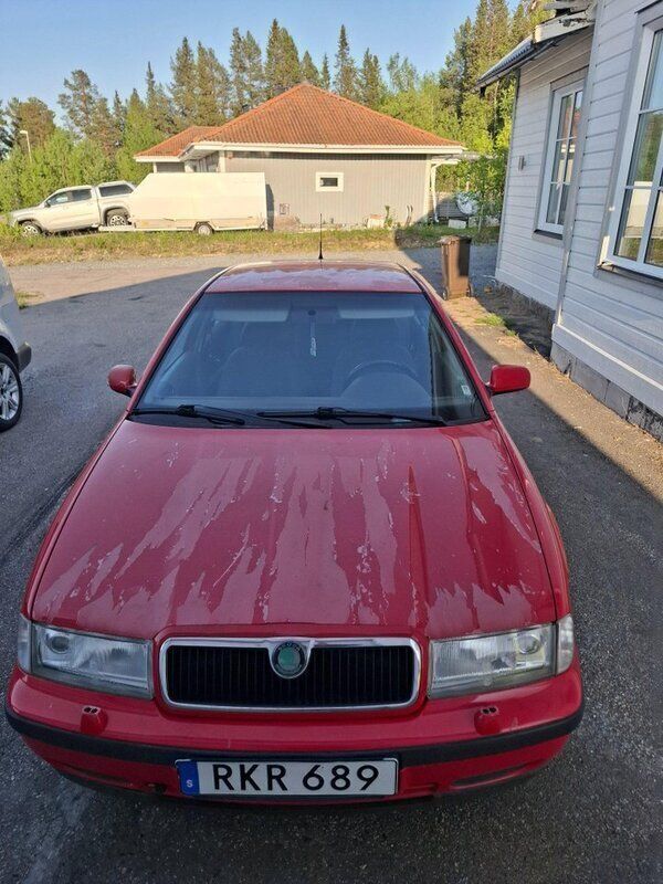 Röd Begagnad 2000 Skoda Octavia Halvkombi | 12 000 kr (Marknadspris) - Bild 1/4