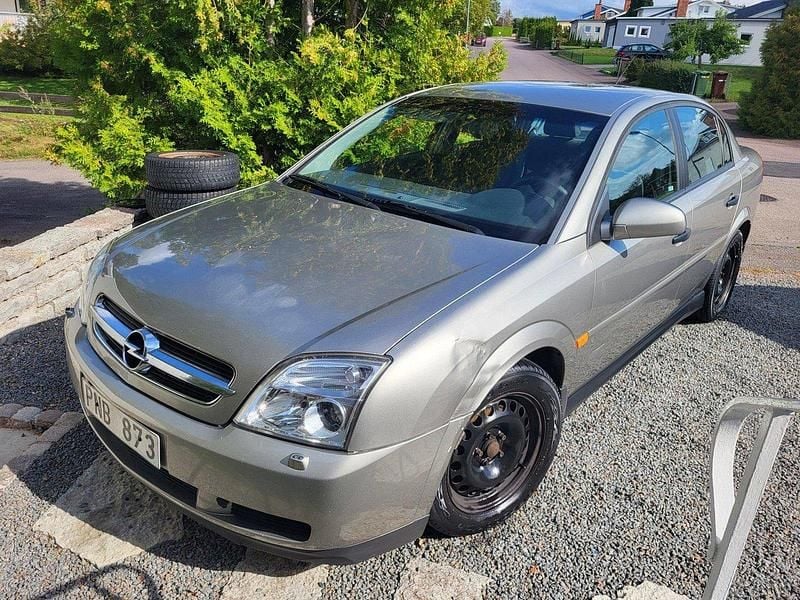 Grå Begagnad 2003 Opel Vectra Sedan | 14 500 kr (Superpris) - Bild 1/4