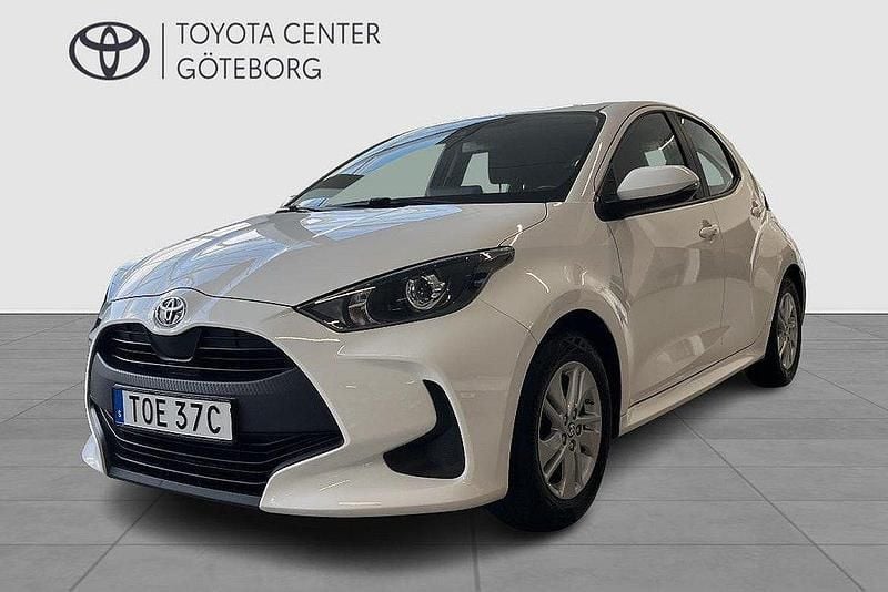 Vit Begagnad 2022 Toyota Yaris Hybrid Active Halvkombi | 209 900 kr (Marknadspris) - Bild 1/2