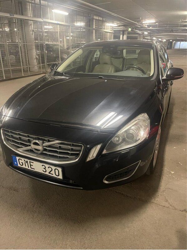 Svart Begagnad 2012 Volvo V60 Summum Kombi | 80 000 kr (Marknadspris) - Bild 1/4