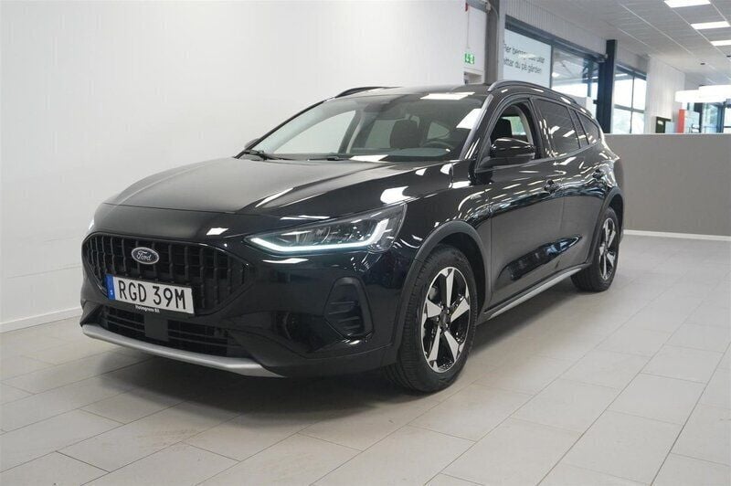 Svart (agate black metallic) Begagnad 2023 Ford Focus Active Kombi | 234 900 kr (Marknadspris) - Bild 1/4