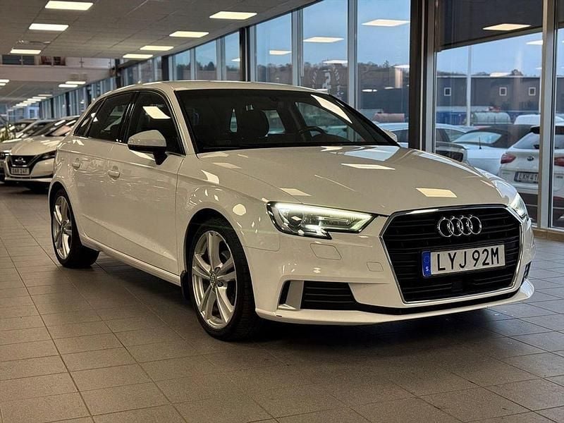 Vit Begagnad 2019 Audi A3 Sportback Sport Halvkombi | 174 900 kr (Marknadspris) - Bild 1/4