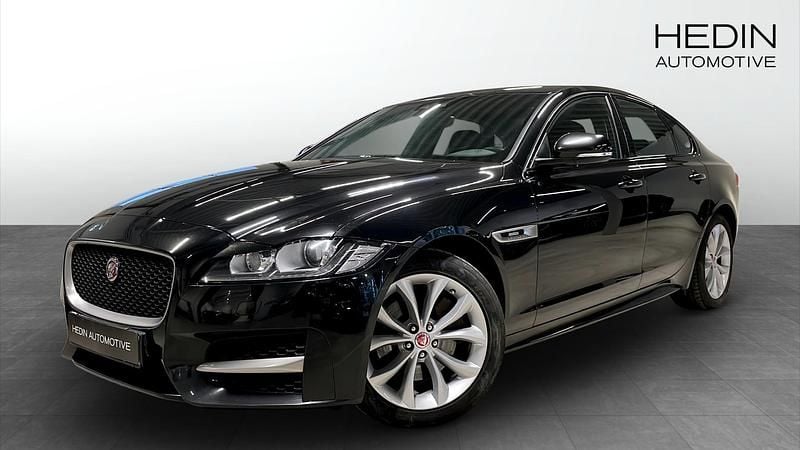 Svart (black) Begagnad 2018 Jaguar XF R-Sport Sedan | 199 700 kr - Bild 1/4