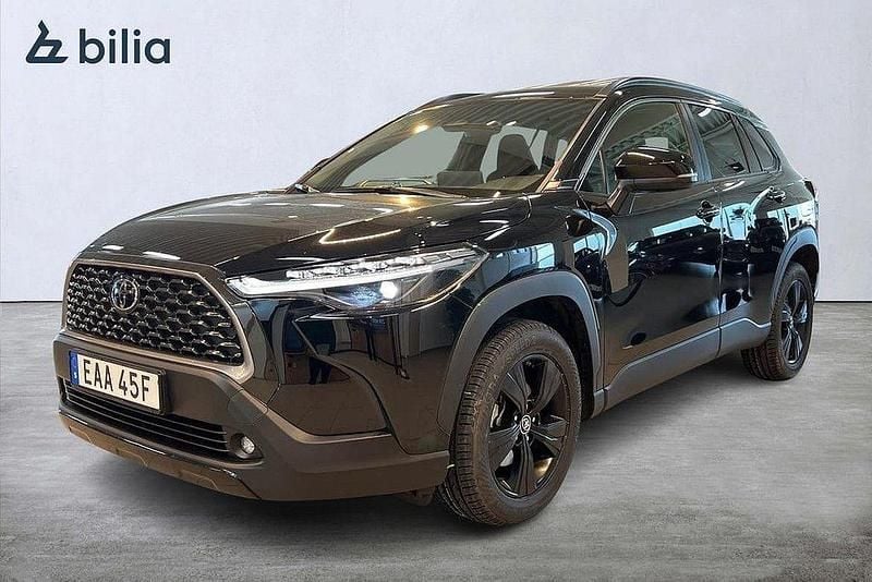 Svart Begagnad 2024 Toyota Corolla Cross Style SUV | 389 900 kr (Marknadspris) - Bild 1/4