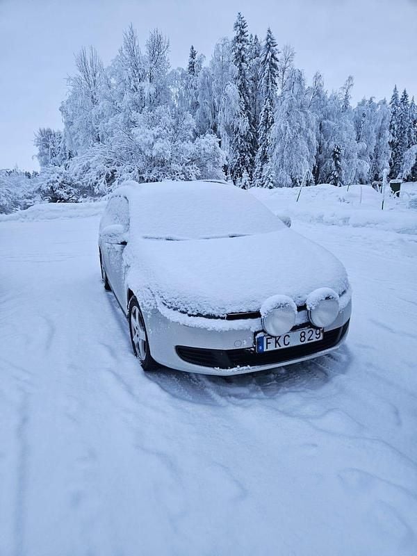 Begagnad VW Golf VI 105 HK (77 kW) 2011 Halvkombi