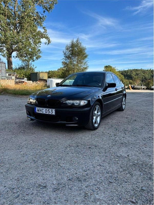 Svart Begagnad 2005 BMW 320 Sedan | 37 999 kr (Bra pris) - Bild 1/4