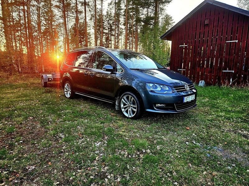 Grå Begagnad 2015 VW Sharan Minibuss | 170 000 kr (Marknadspris) - Bild 1/4