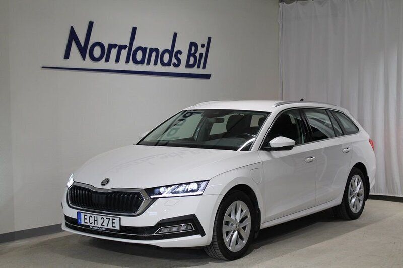 Vit (candy white) Begagnad 2022 Skoda Octavia Kombi | 299 900 kr (Marknadspris) - Bild 1/4