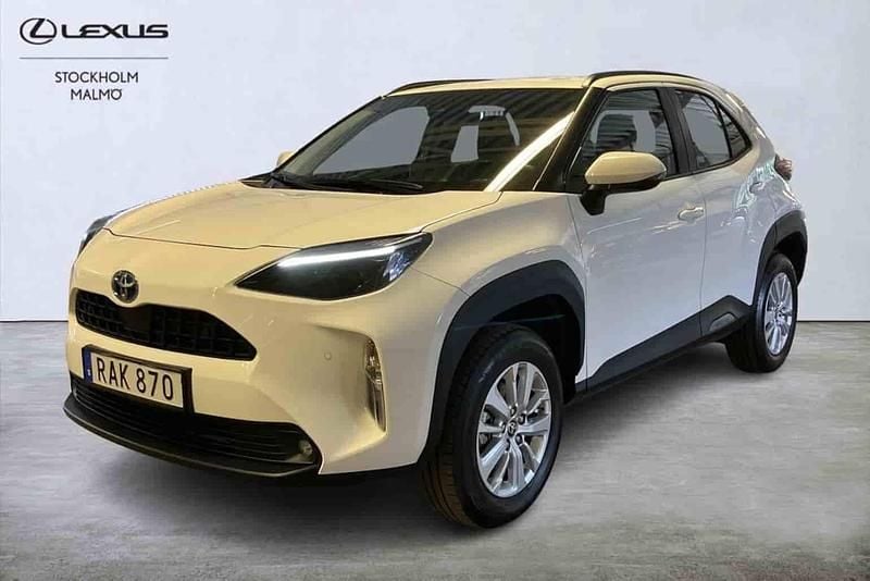 Vit Begagnad 2023 Toyota Yaris Cross SUV | 289 000 kr (Marknadspris) - Bild 1/1